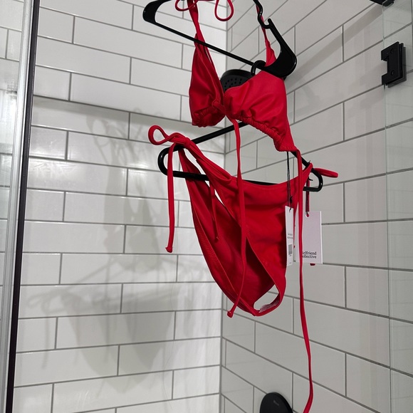 Red bikini - Picture 6 of 6